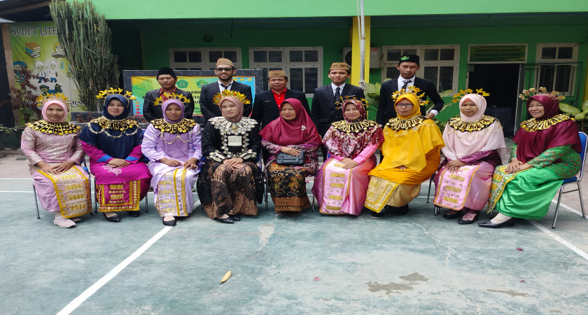 Mengenakan Pakaian Adat Nasional, Jajaran Guru MTs Darul Mubin Kota Jadi Pelaksana Upacara Peringatan Hari Sumpah Pemuda