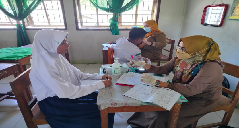 Peserta Didik MTs Darul Mubin Kota Gorontalo Jalani Pemeriksaan Kesehatan Dini