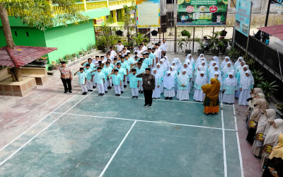 Peringati Hari Pahlawan, Jajaran Guru MTs Darul Mubin Kota Bertindak Sebagai Pelaksana Upacara