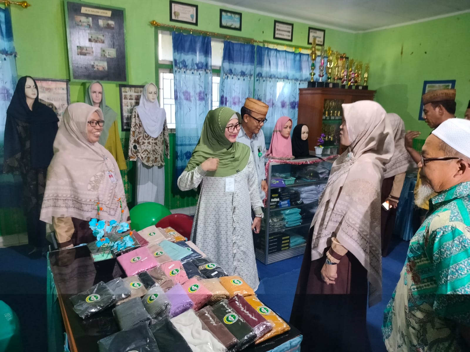 Dok: Kepala MTs Darul Mubin mendampingi Kakankemenag Kota Gorontalo saat melihat produk wirausaha di MTs Darul Mubin Kota Gorontalo
