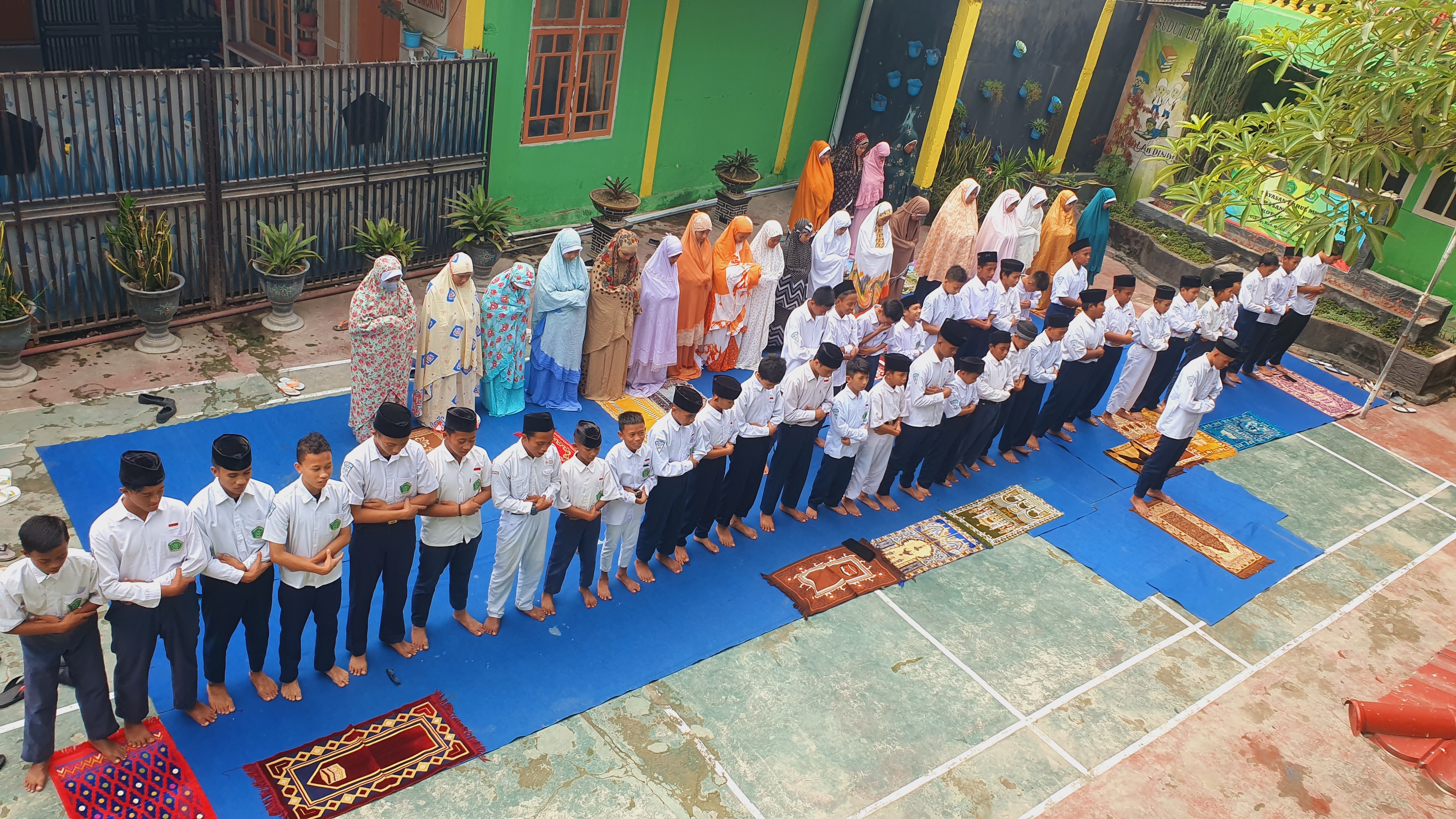 rutinitas sholat duha peserta didik di MTs Darul Mubin Kota